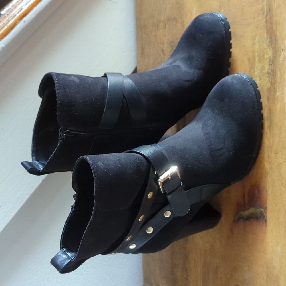 Apartment 9 size 7 and 1/2 black zip up 4-in heel boots